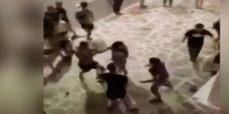 Αστυνομικός για τον ξυλοδαρμό στην Αντίπαρο: Με γρονθοκόπησε και μου έσκισε την μπλούζα -Τι είπε ο γιος του Τομ Χανκς (βίντεο)